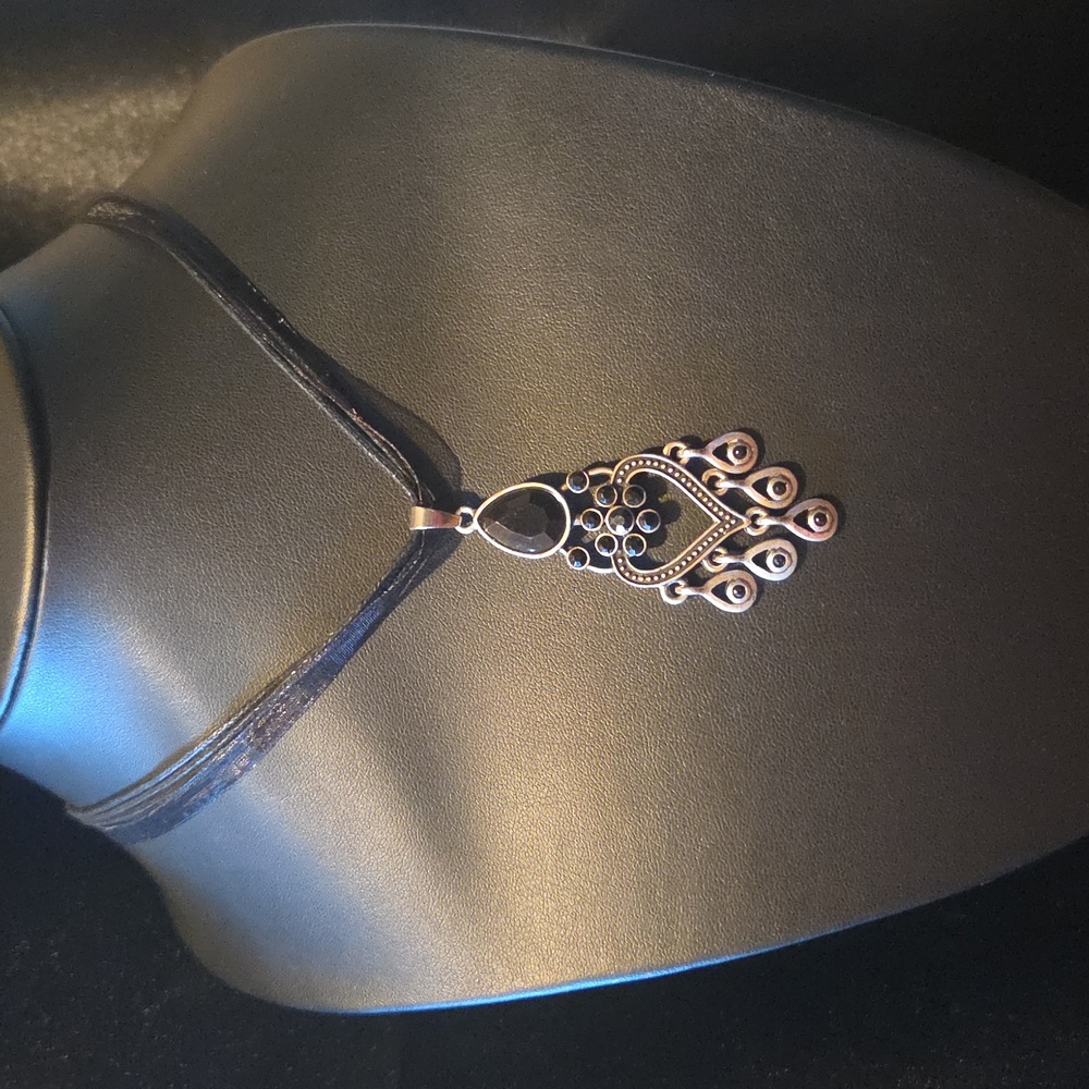 Facted Acrylic Black Rhinestone Chandelier Pendant Necklace - Picture 2 of 4